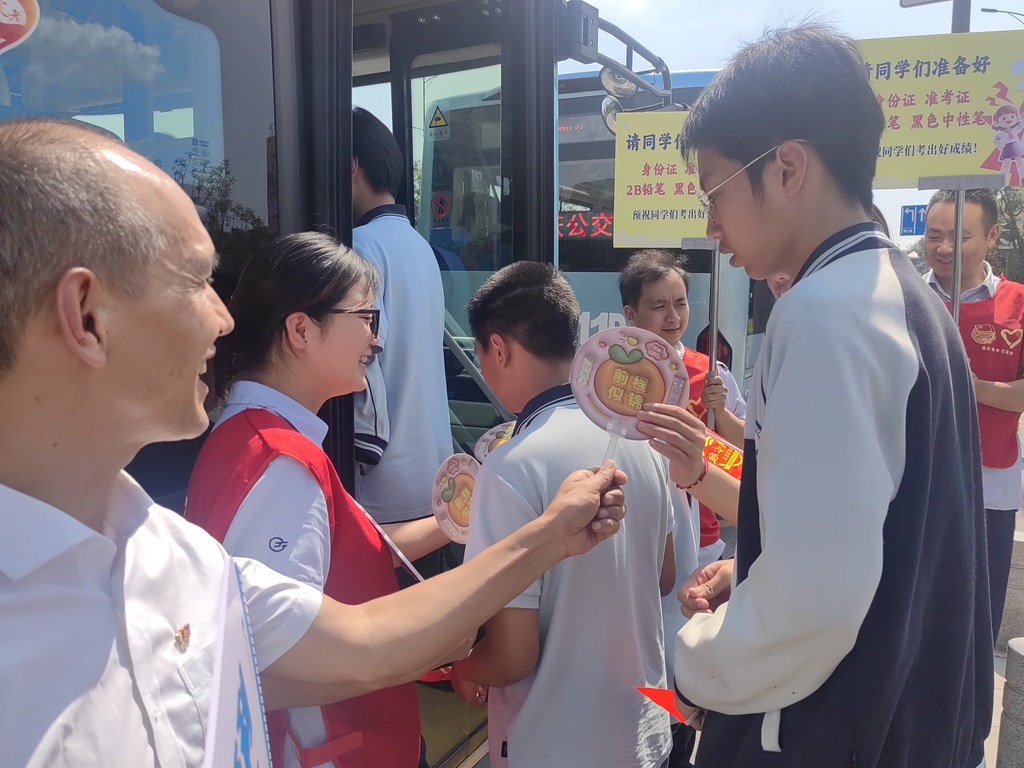 公交志愿者为考生送上祝福。受访者供图