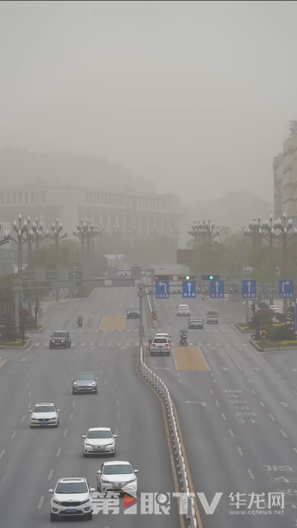重庆今天出现沙尘天气过程,能见度较低。第1眼TV-华龙网记者 刘钊 摄