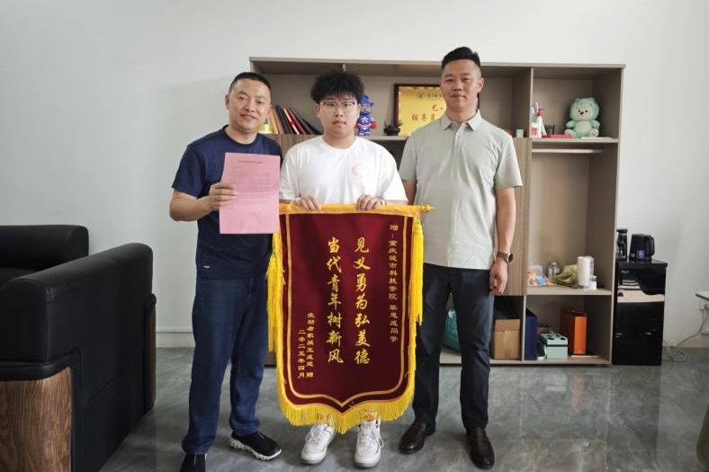 黎思成与家属。受访者供图