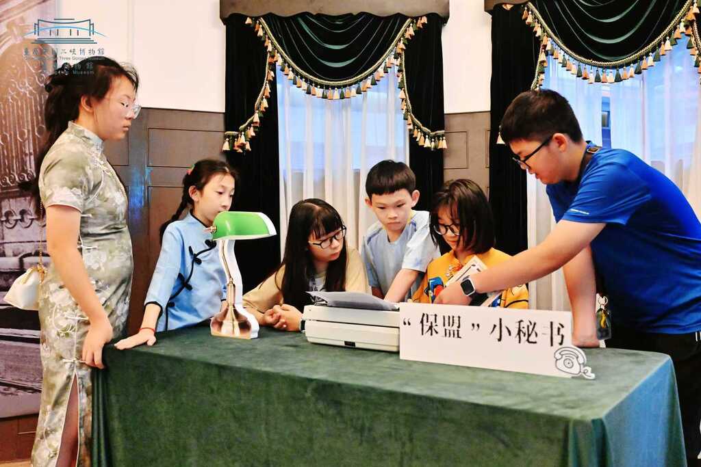 “保盟”小秘书体验区,孩子们体验老式打字机。重庆宋庆龄纪念馆供图