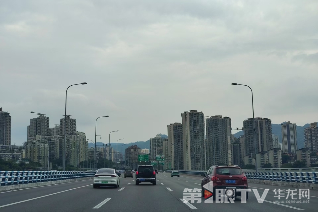 重庆中心城区今早是阴天天气，体感温度凉爽。第1眼TV-华龙网记者 石涛 摄