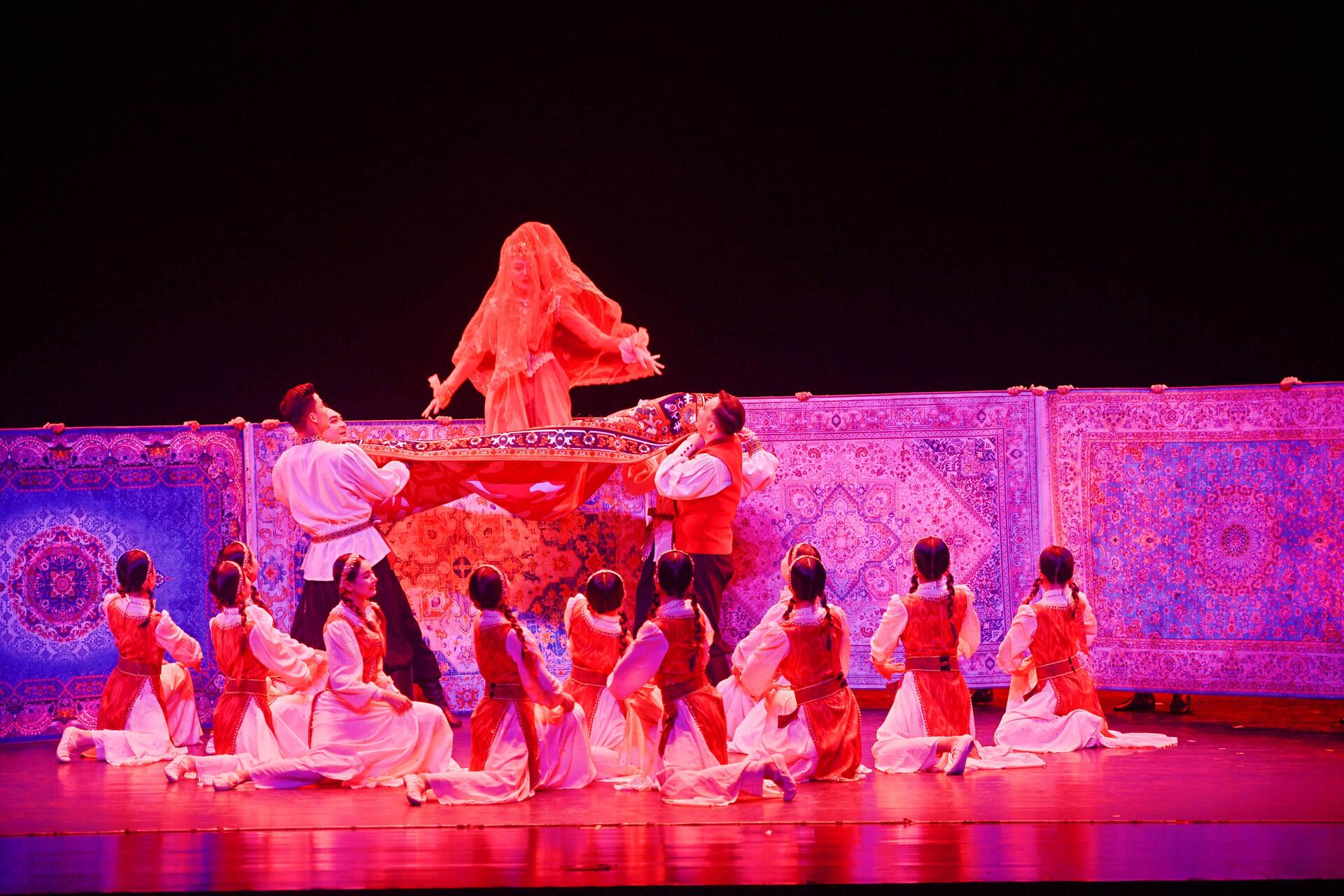 2群舞《地毯上的新娘》