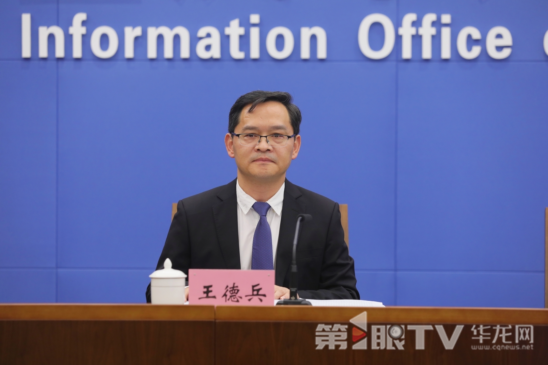 市水利局副局长王德兵回答记者提问。第1眼TV-华龙网首席记者 李文科 摄