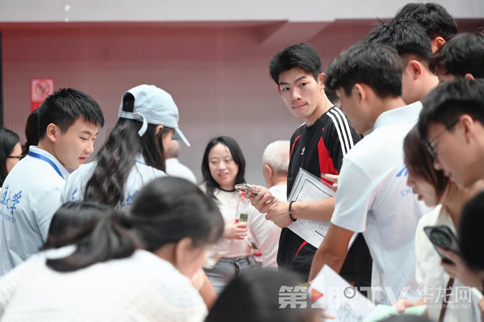 重庆大学新生报道现场。 第1眼TV-华龙网记者 刘润 摄