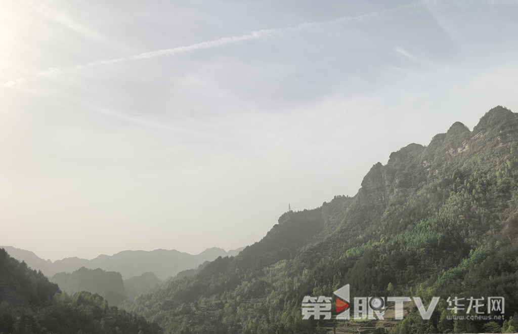 今日白天，重庆各地多云到晴，中西部和东北部部分地区有浮尘。第1眼TV-华龙网记者 陈毅 摄