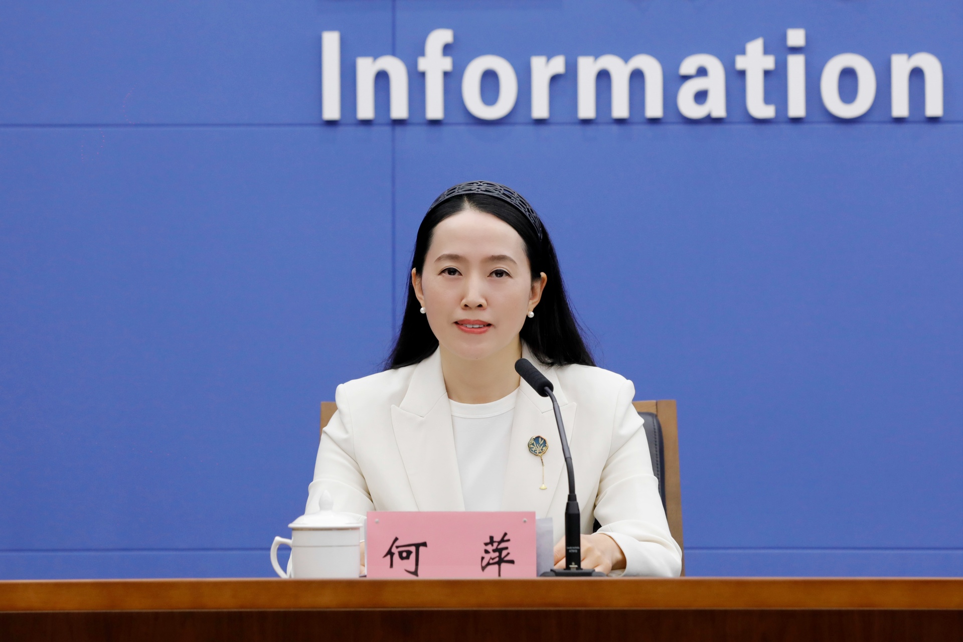 市委网信办副主任、新闻发言人何萍回答记者提问。第1眼TV-华龙网记者 石涛 摄