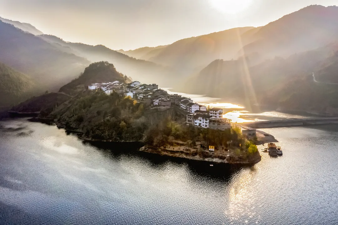 首届入选作品《万足移民新村》