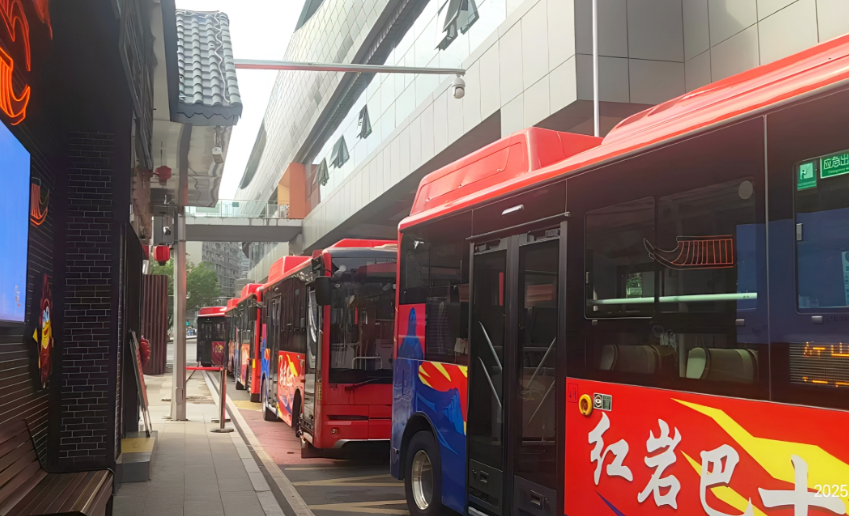红岩巴士。受访者供图