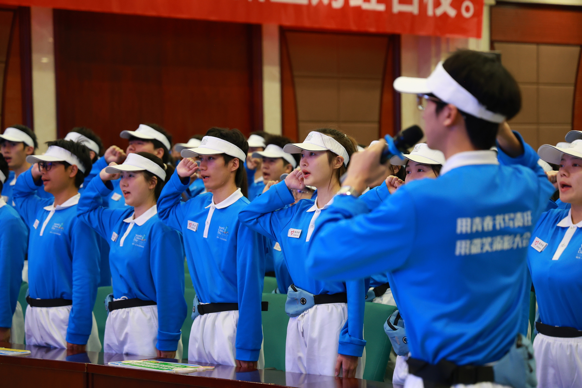 “蓝精灵”志愿者庄严宣誓。主办方供图