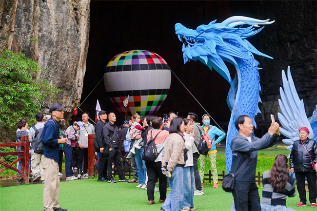 游客们在“龙”主题打卡点前合影留念。肖福星 摄