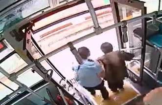 公交驾驶员王凤搀扶老人下车。视频截图
