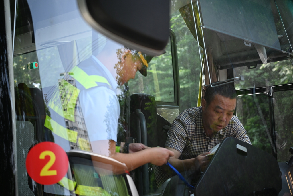 执法人员对旅游包车进行例行检查。受访者供图