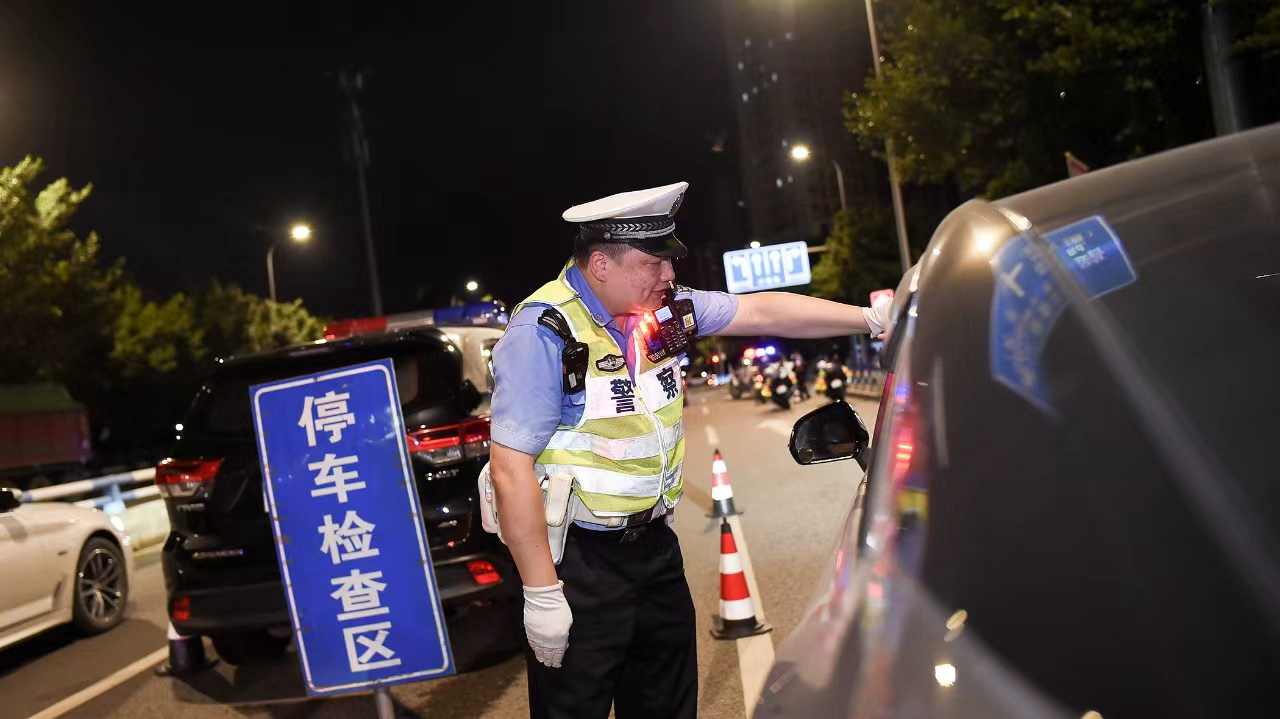 民警对驾驶员进行酒驾醉驾检查。 警方供图