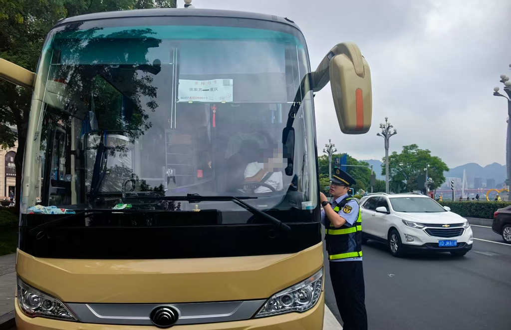 执法人员对旅游包车进行检查。受访者供图