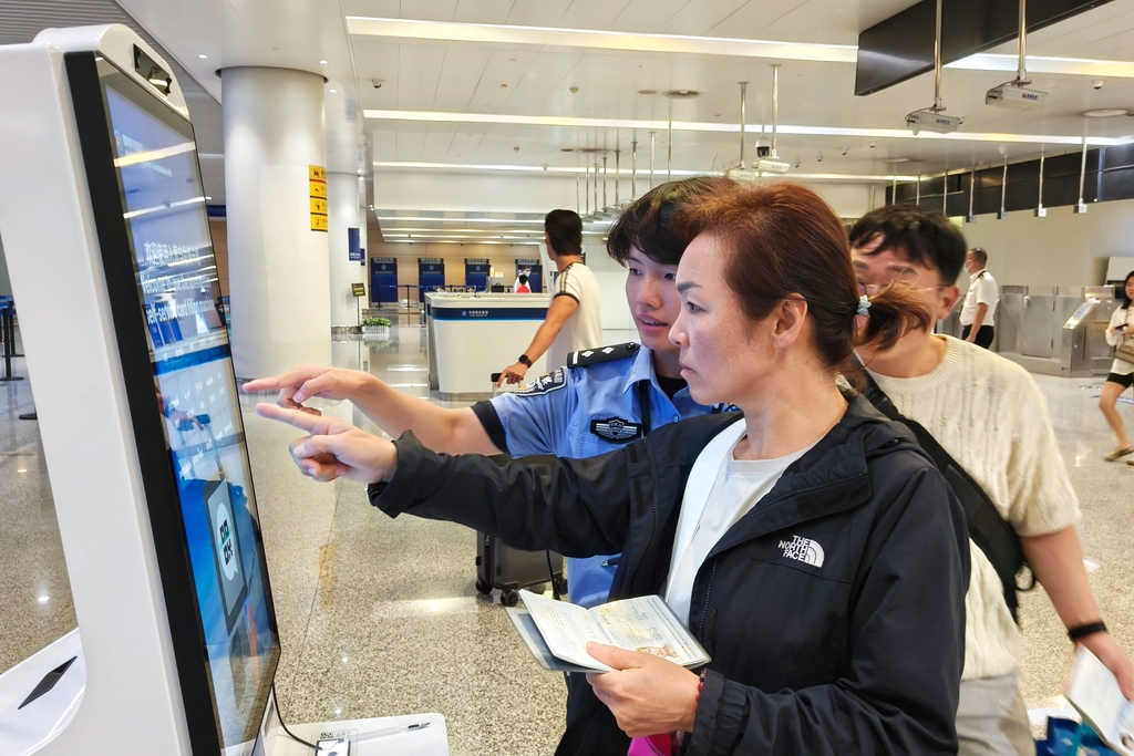 民警协助旅客办理手续。 警方供图