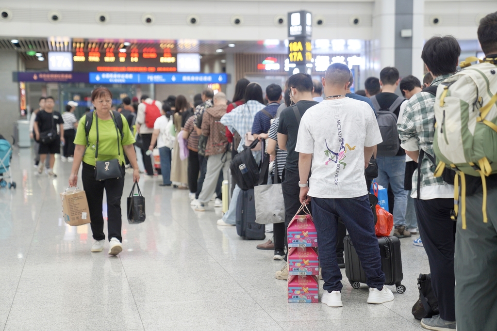“国庆中秋”假期,旅客有序排队乘车。受访单位供图