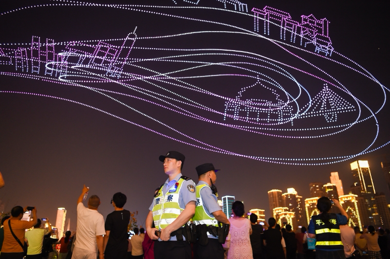 南岸区公安分局民警在无人机灯光秀现场执勤。 警方供图