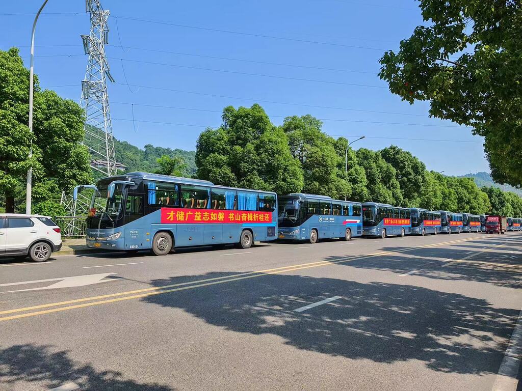 参与送考的车辆。北部公交供图