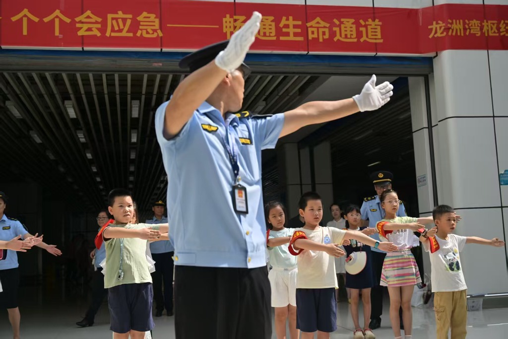 小学生们学习交通手势操。受访者供图