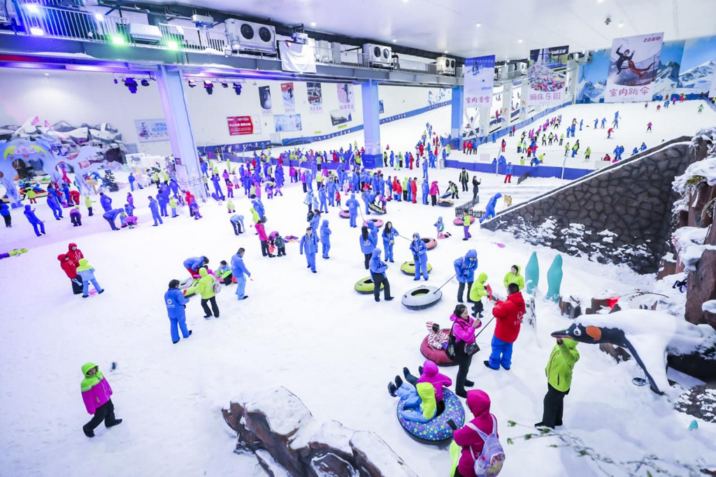 众多游客在际华园体验室内滑雪。企业供图