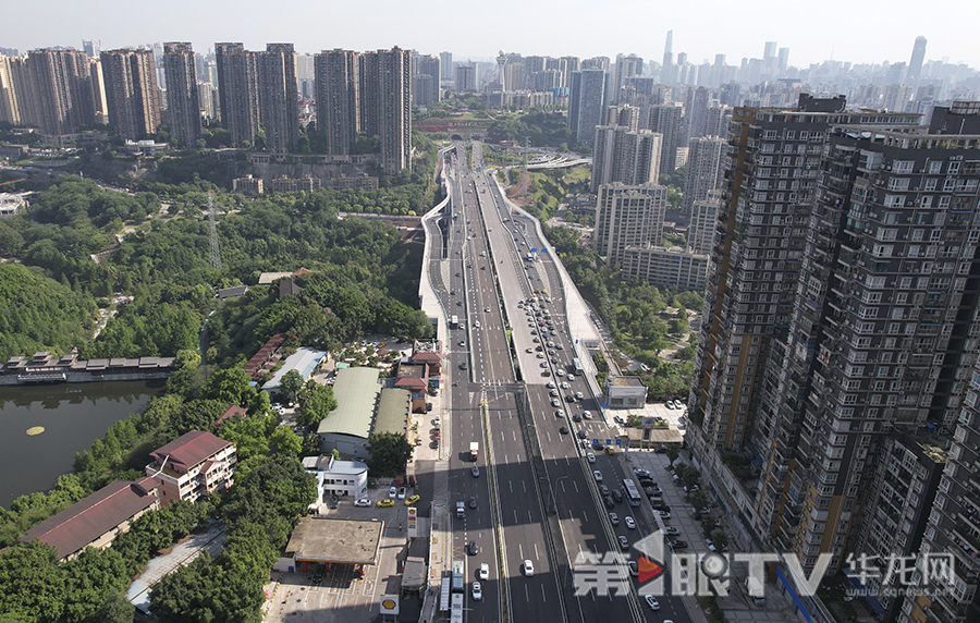 五台山立交至双山隧道段改造项目主线临时开放交通。第1眼TV-华龙网首席记者 李文科 摄