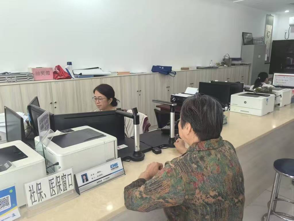 市民在“家门口”就能办理部分医保事项。 市医保局供图
