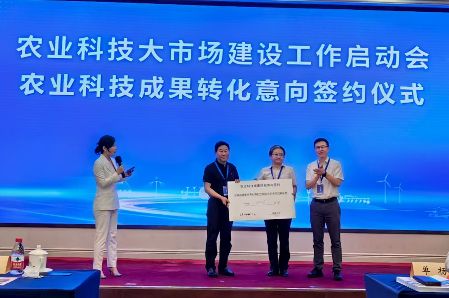 西南大学代方银教授团队家蚕新品种实现1000万元签约转化。重庆市农业农村委员会供图