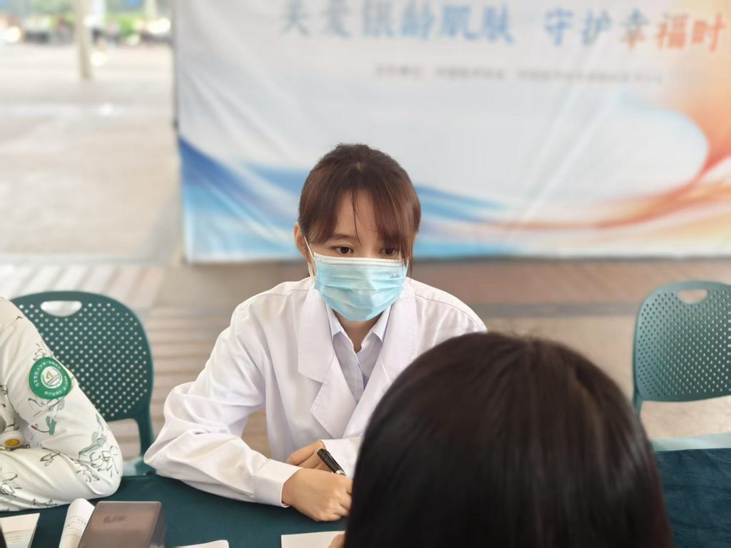 义诊现场。 西南医院供图