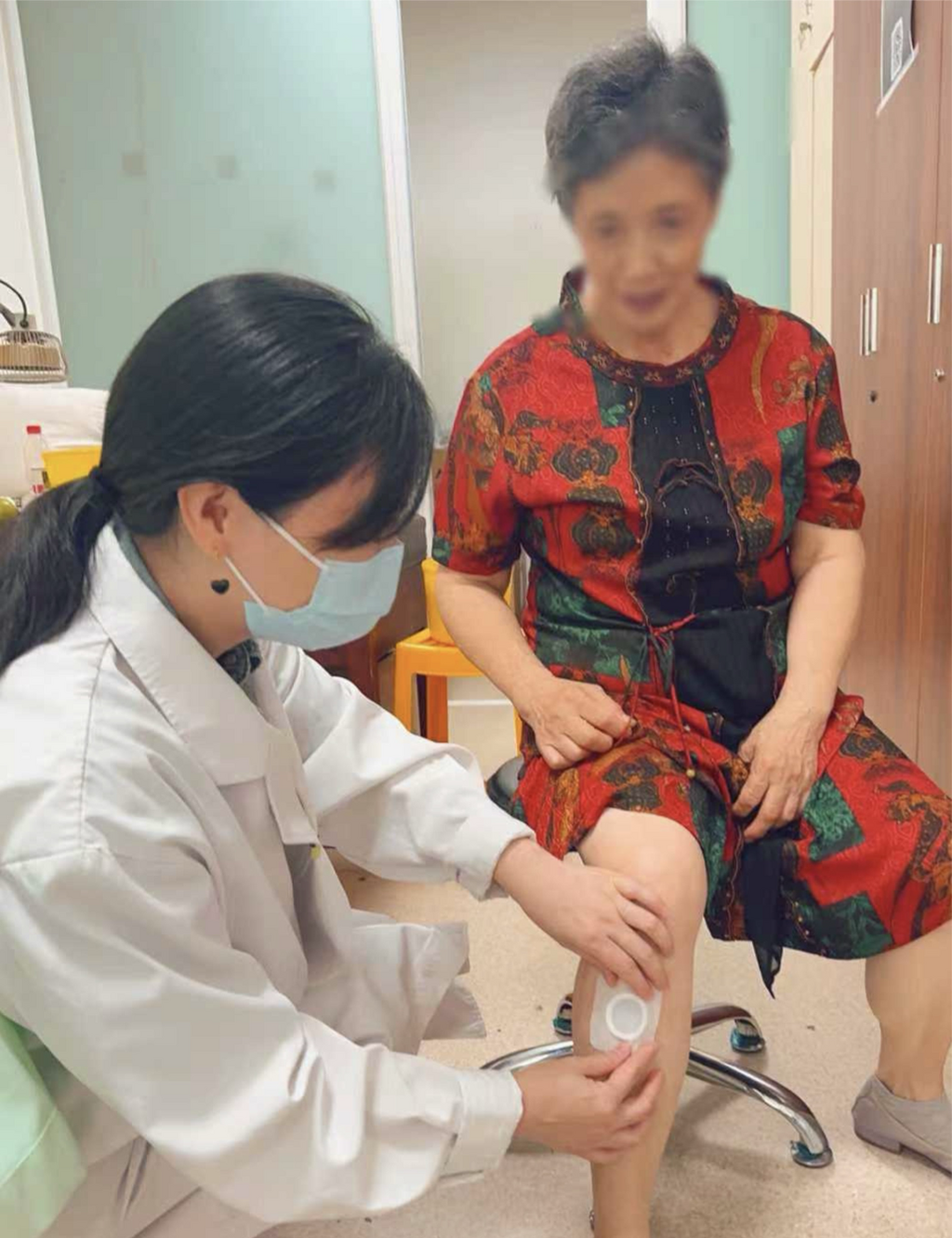 中医与风湿免疫科医生为患者贴三伏贴。 西南医院供图