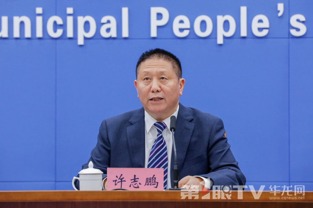 10月15日，重庆市政府新闻办举行“高质量完成‘十四五’规划 谱写中国式现代化重庆篇章”系列主题新闻发布会（第二十四场），本场介绍“十四五”时期重庆科技创新发展成效。图为市科技局党委副书记许志鹏回答记者提问。第1眼TV-华龙网记者 石涛 摄