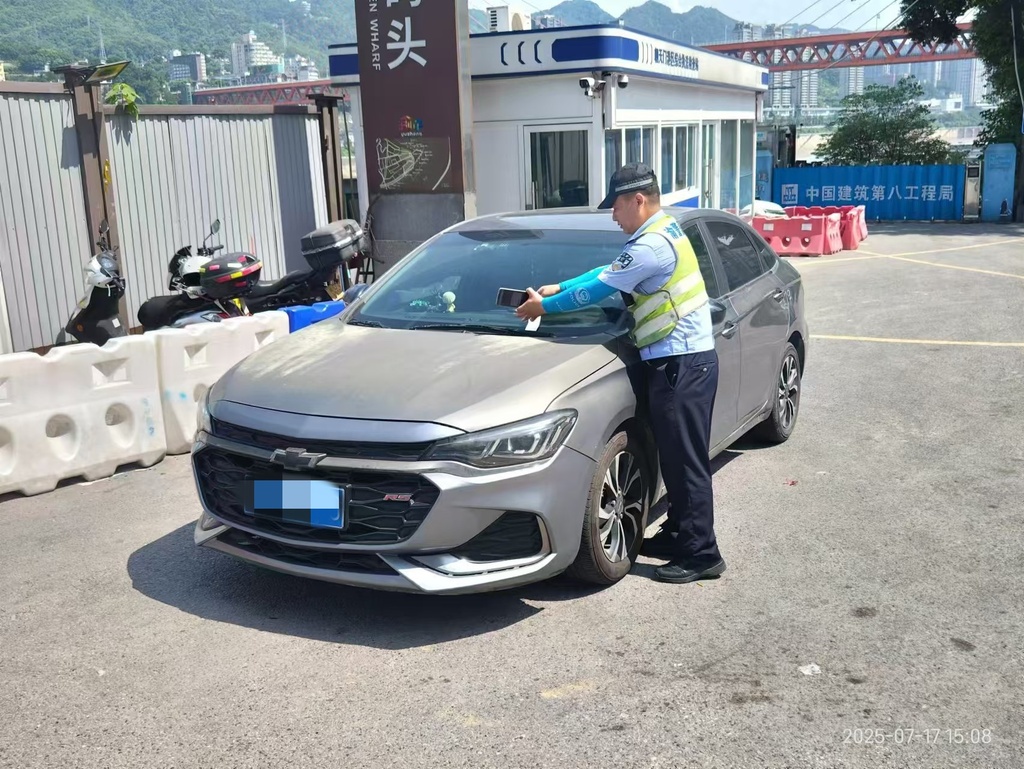民警对违停车辆进行处理。 警方供图