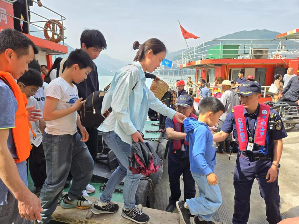 重庆海事执法人员维护渡运秩序。重庆海事局供图