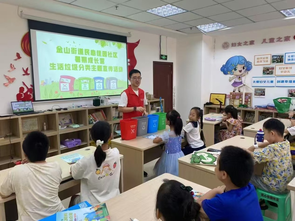 两江新区开展“垃圾分类小课堂 暑期成长营”主题宣传活动。受访者供图