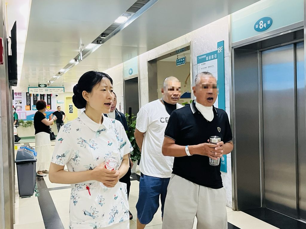 全喉切除的病人正在练习用食管发声。 重庆大学附属肿瘤医院供图