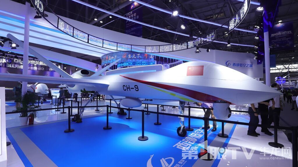 “梁平1号卫星模型”展出。第1眼TV-华龙网记者 陈洋 摄
