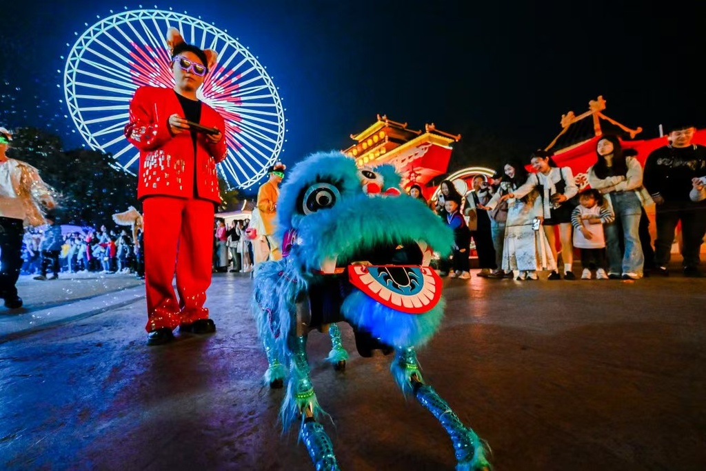 欢乐谷的夜游受到游客喜爱。受访者供图