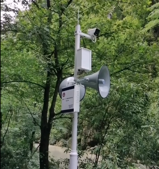 南川区设置在河道边的AI识别和语音播报装。受访单位供图