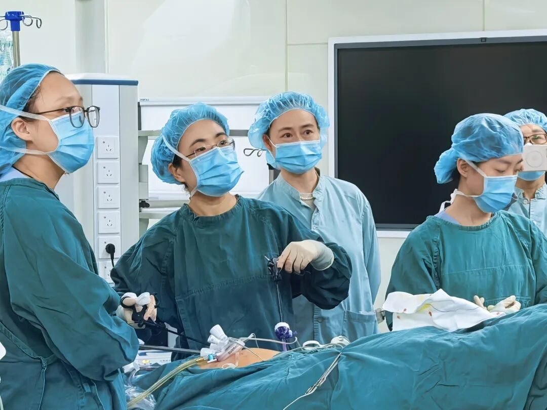 专家团队对婷婷进行手术。 重医附一院供图