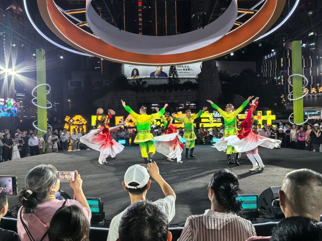 现场歌舞表演。哈密市融媒体中心供图