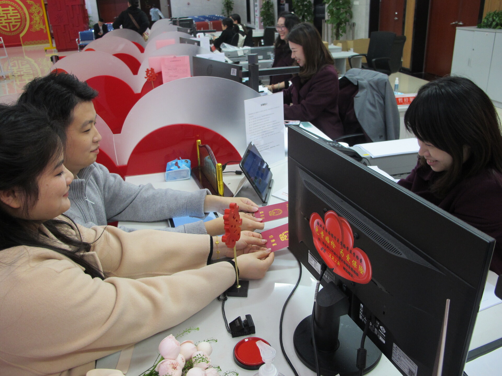 婚姻登记中心服务窗口照常提供各项服务。受访者供图