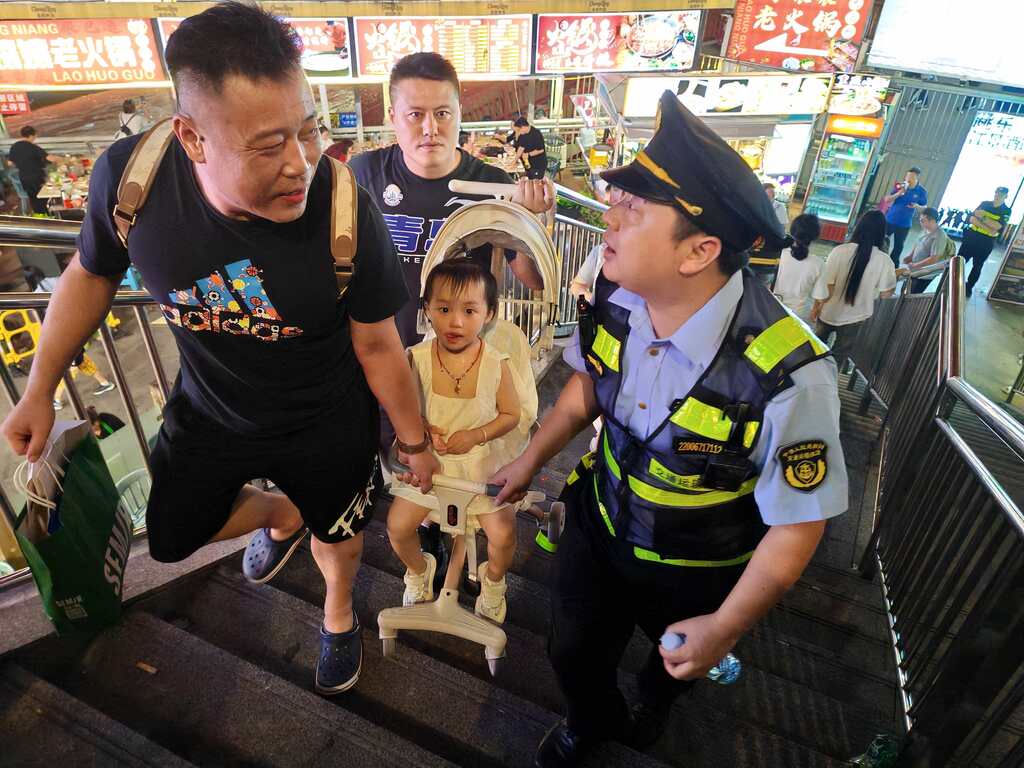 执法人员为游客提供服务。受访者供图