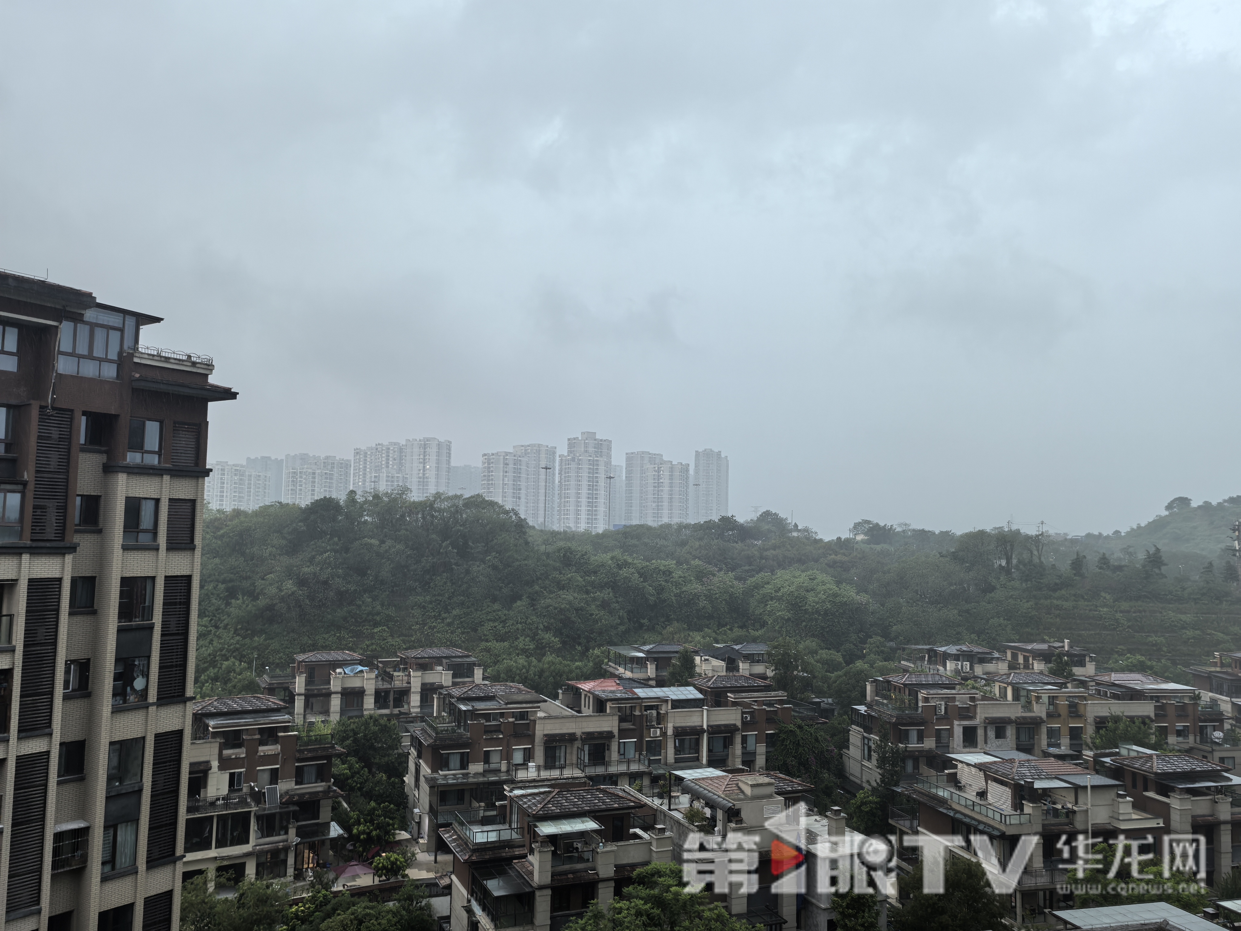 重庆两江新区正在降雨，伴有雷电、大风。第1眼TV-华龙网 李舒 摄