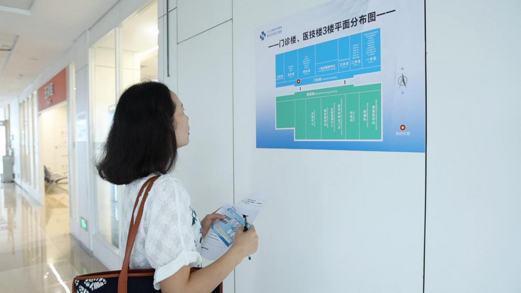 市民代表在院内体验。 重庆大学附属沙坪坝医院供图