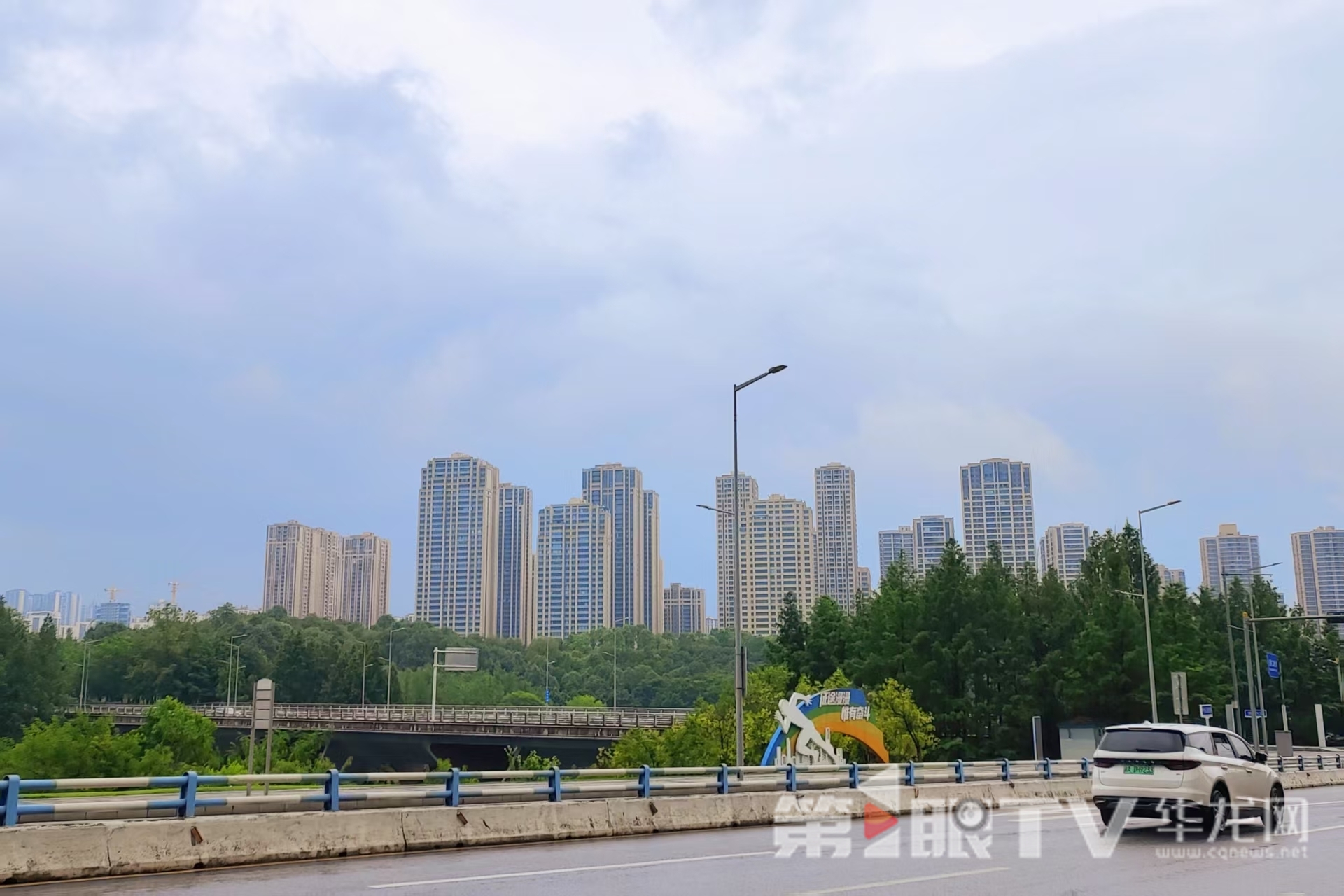 重庆市渝北区中央公园区域，雨量在下午3时左右逐渐减少。第1眼TV-华龙网记者 石涛 摄