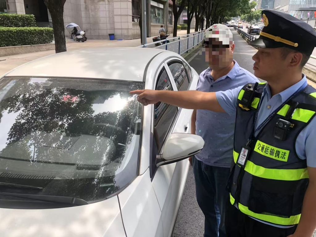 网约车上违规安装出租车空车灯被查。受访者供图