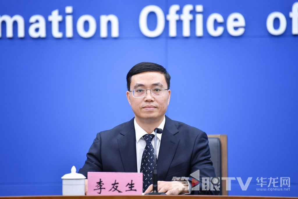 市司法局政治部主任、新闻发言人李友生回答记者提问。第1眼TV-华龙网记者 李一鸣 摄