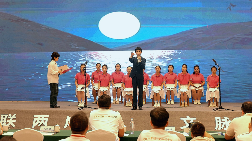 青年们正在表演节目。主办方供图