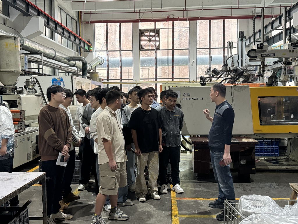 学生们走进了重庆朗润机电有限公司。活动主办方供图