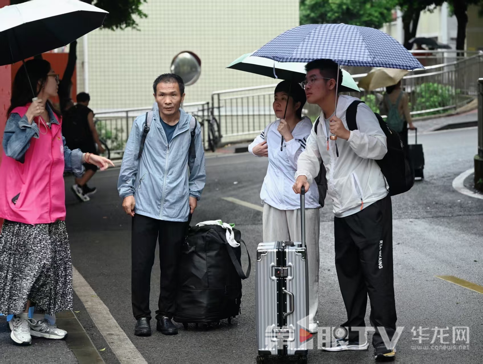 西南大学大一新生陆续报道。 第1眼TV-华龙网记者 刘润 摄