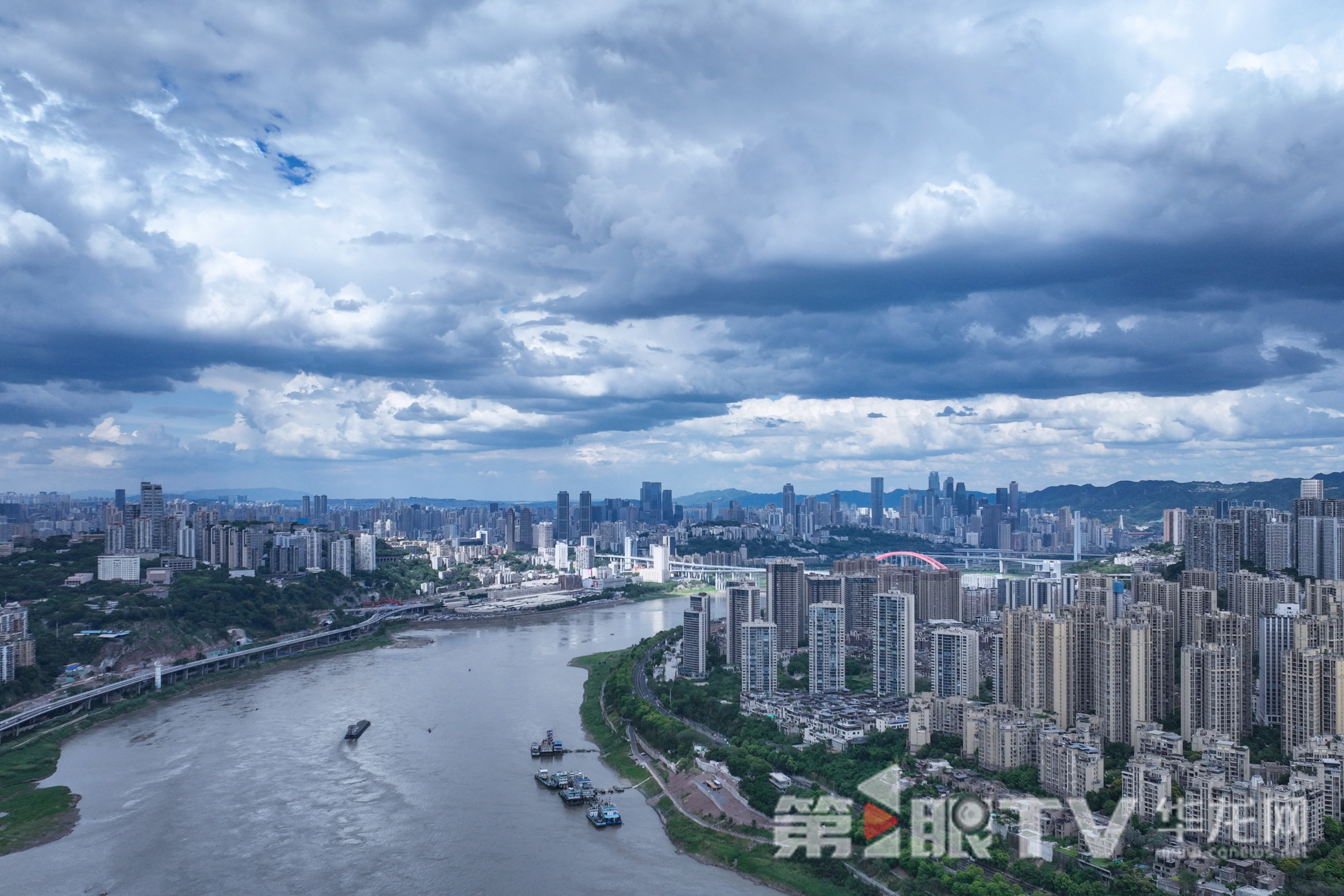 中心城区上空出现大片乌云。第1眼TV-华龙网记者 李一鸣 摄